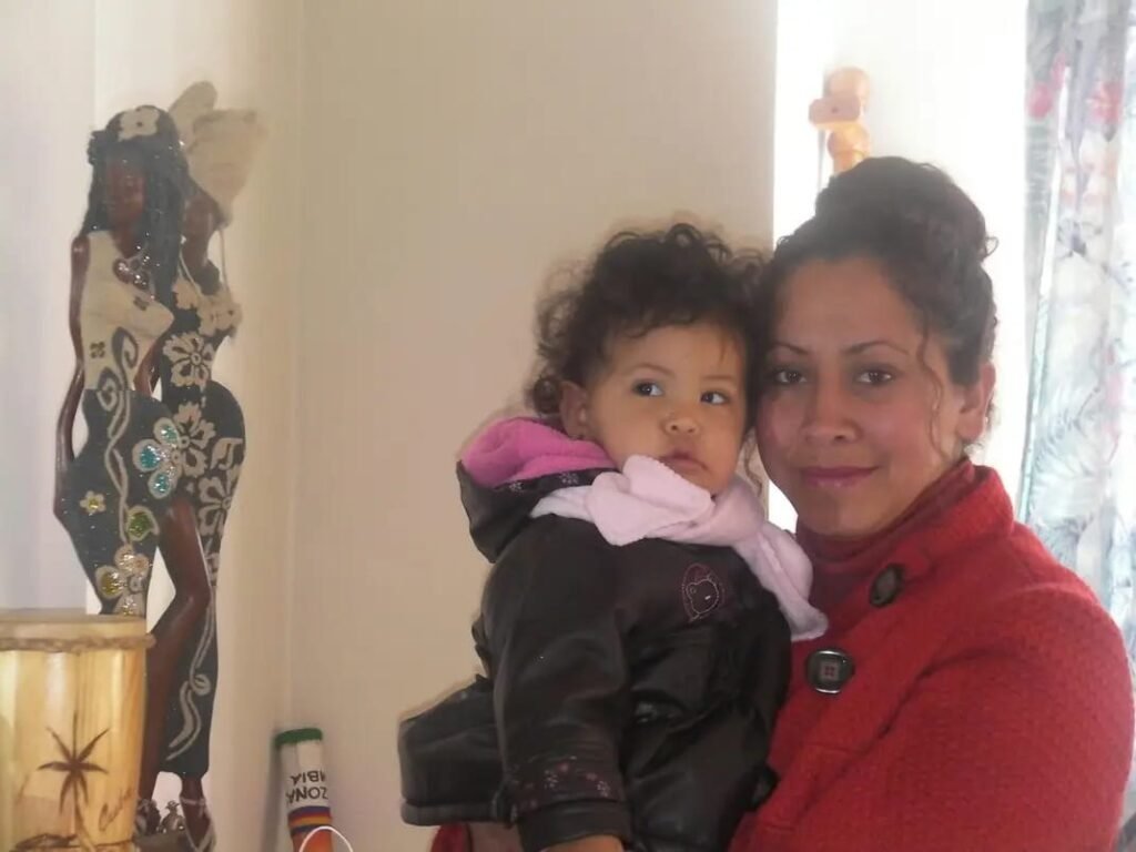 Con mi hija en brazos, un año antes de su partida Madre abrazando a su hija pequeña con amor, recordando un momento de luz
