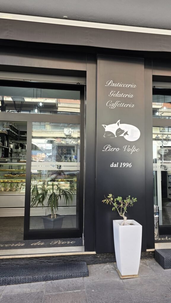 Fachada de la Pasticceria Gelateria Caffetteria di Piero Volpe en Lamezia Terme.