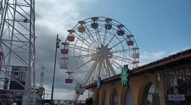 "Glorieta rodeada de naturaleza que inspira reflexión y alegría de vivir."