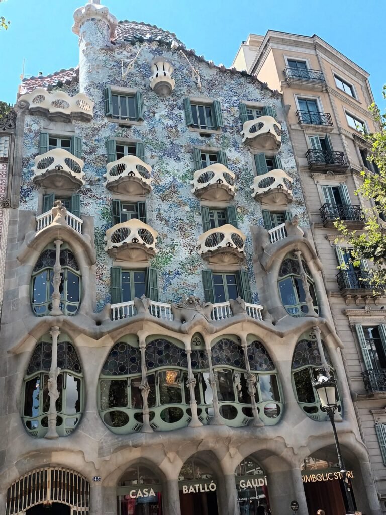 Fachada de la Casa Batlló, la icónica obra modernista de Gaudí en Barcelona