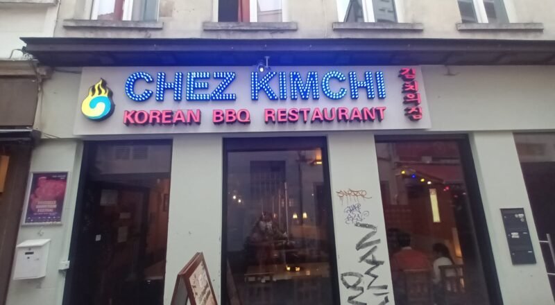 Entrada principal del restaurante coreano Chez Kimchi en Bruselas.